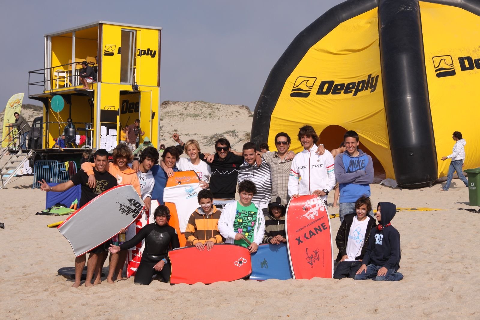 Grupo de atletas e treinadores da Associação Onda do Norte na praia, em 2008