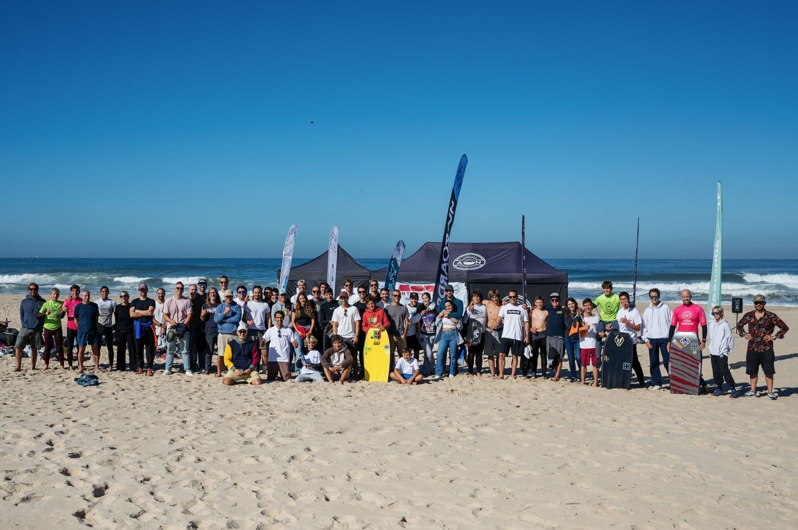 Grande grupo de atletas, famílias e organização num evento da AON