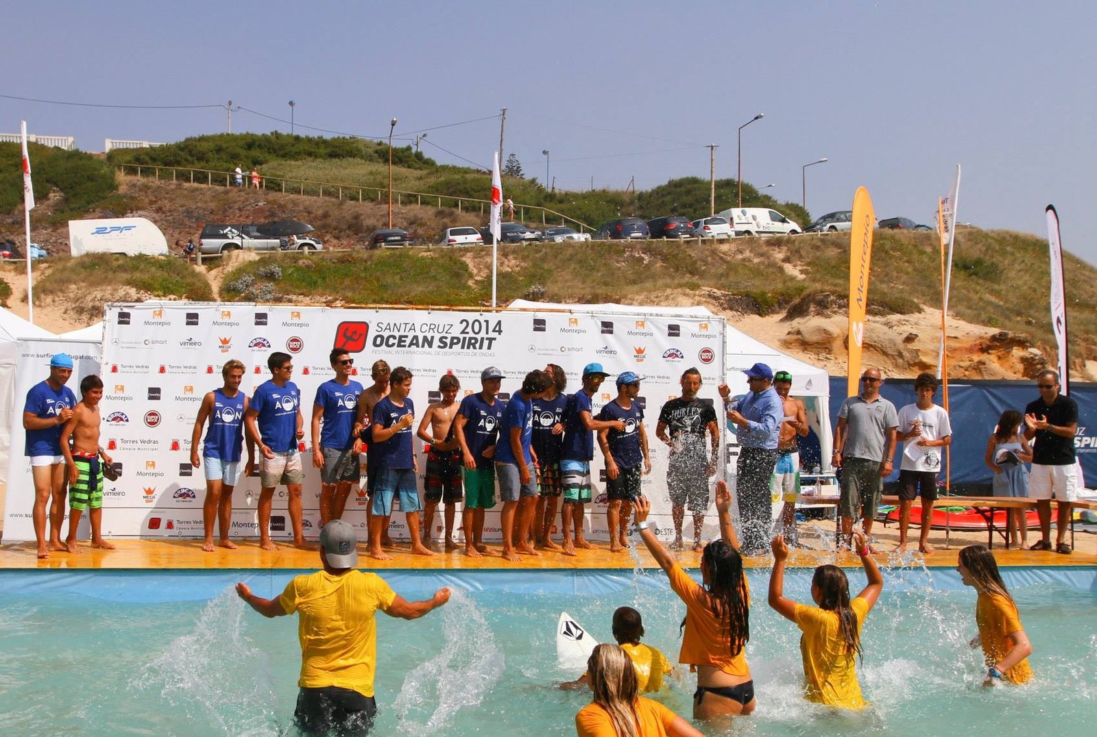 Equipa da AON no palco do Santa Cruz Ocean Spirit de 2014