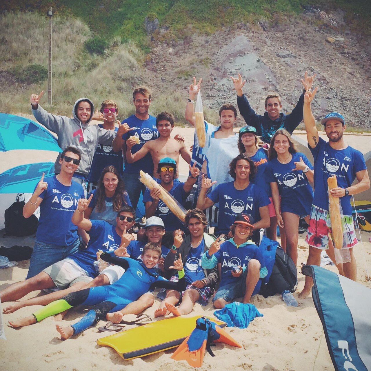 Atletas e equipa da AON reunidos na praia durante a Taça de Portugal de 2014