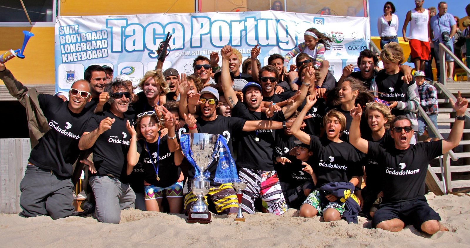 Equipa da Onda do Norte a celebrar com troféus da Taça de Portugal