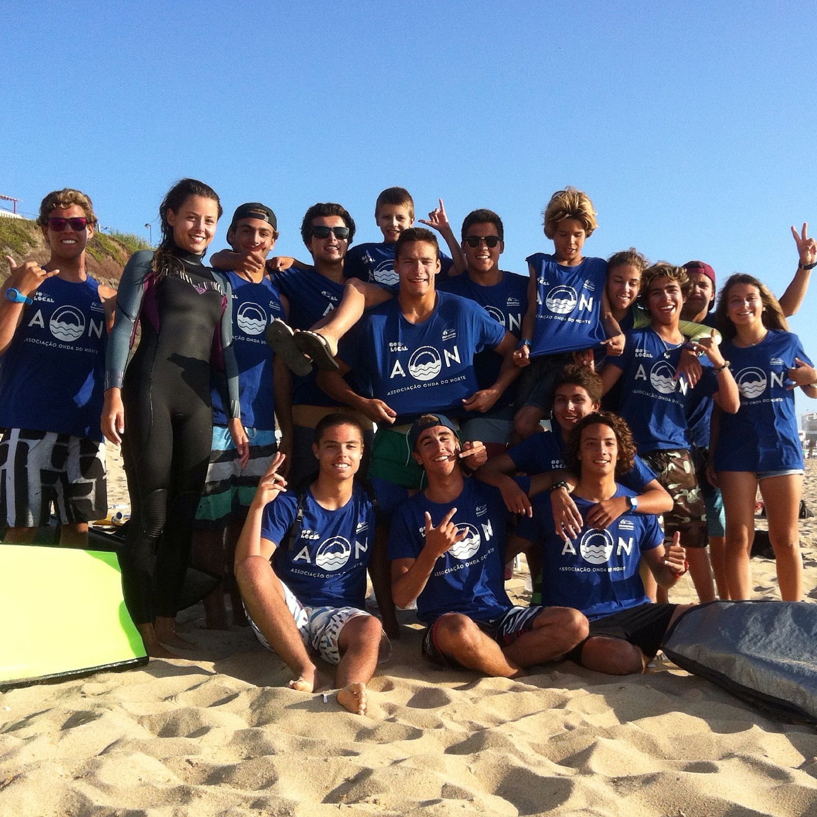 Grupo dos primeiros atletas da Associação Onda do Norte reunido na praia